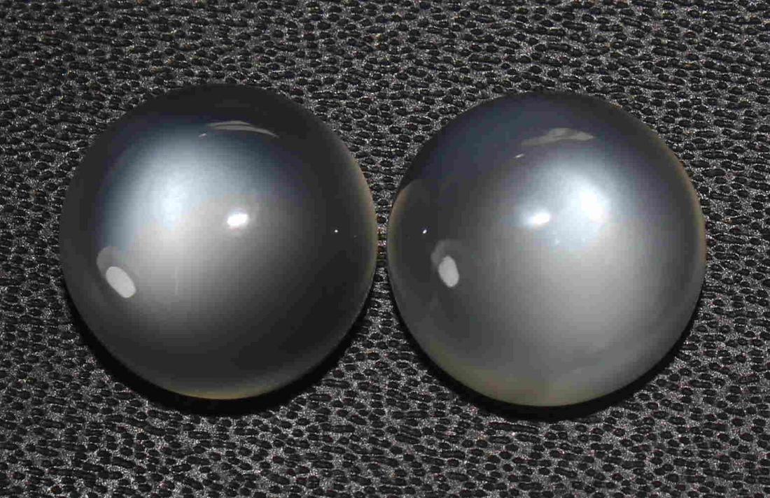 8.98 cts Natrual Moonstone Lot: No Reserve! Title: 8.98 cts Natrual Moonstone Lot Additional Information: Gemstone : Natural Moonstone Weight : 8.98 Carats Dimensions : 10x10 mm Shape : Round cabochonNuber Of Stone : 2 Color : white