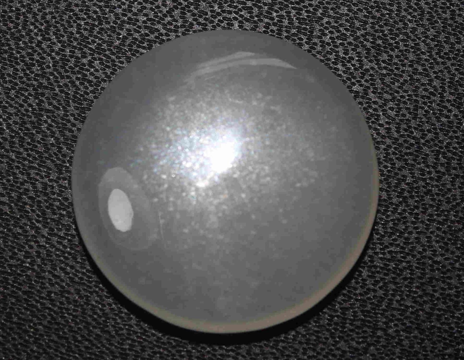 16.18 cts Natrual Moonstone: No Reserve! Title: 16.18 cts Natrual Moonstone Additional Information: Gemstone : Natural Moonstone Weight : 16.18 Carats Dimensions : 19x19 mm Shape : round cabochon Color : white Transparency : Tran