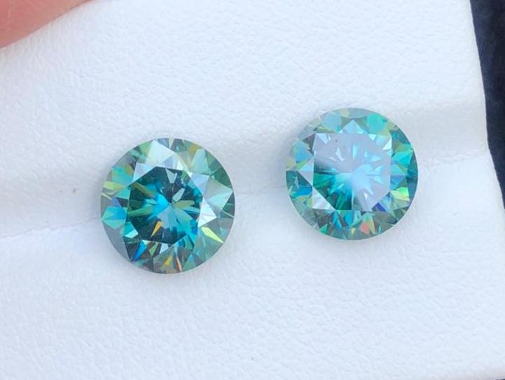 6 Carats Pair Pieces Moissanite Gemstone: Title: 6 Carats Pair Pieces Moissanite Gemstone Gemstones: Moissanite Carat Weights: 6 Carats Size/Dimensions: 9x9x5.5 MM Additional Info: NATURAL Reserve: $80.00 Shipping: Domestic: Flat-rate of $12.