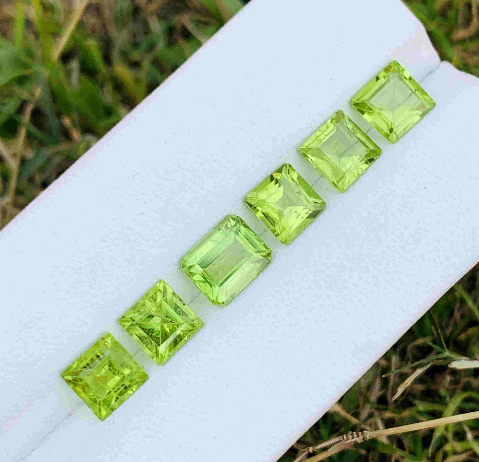 7.75 Carat Brilliant Natural Peridot Gemstone: Title: 7.75 Carat Brilliant Natural Peridot Gemstone Carat Weights: 7.75 Carat Size/Dimensions: xxx mm Origin: Pakistan Treatment: Natural Reserve: $40.00 Shipping: Worldwide: Flat-rate of $12.00 to