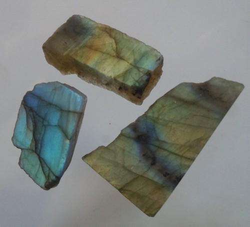 11.77 GRAM SET OF 3 IRIDESCENT LABRADORITE: Title: 11.77 GRAM SET OF 3 IRIDESCENT LABRADORITE Origin: Ampanihy, Atsimo Andrefana, Madagascar Size: 2-2.5 cm / 11.77 gram set of 3 iridescent, multicolor & translucent labradorite Reserve: $3.00 Sh