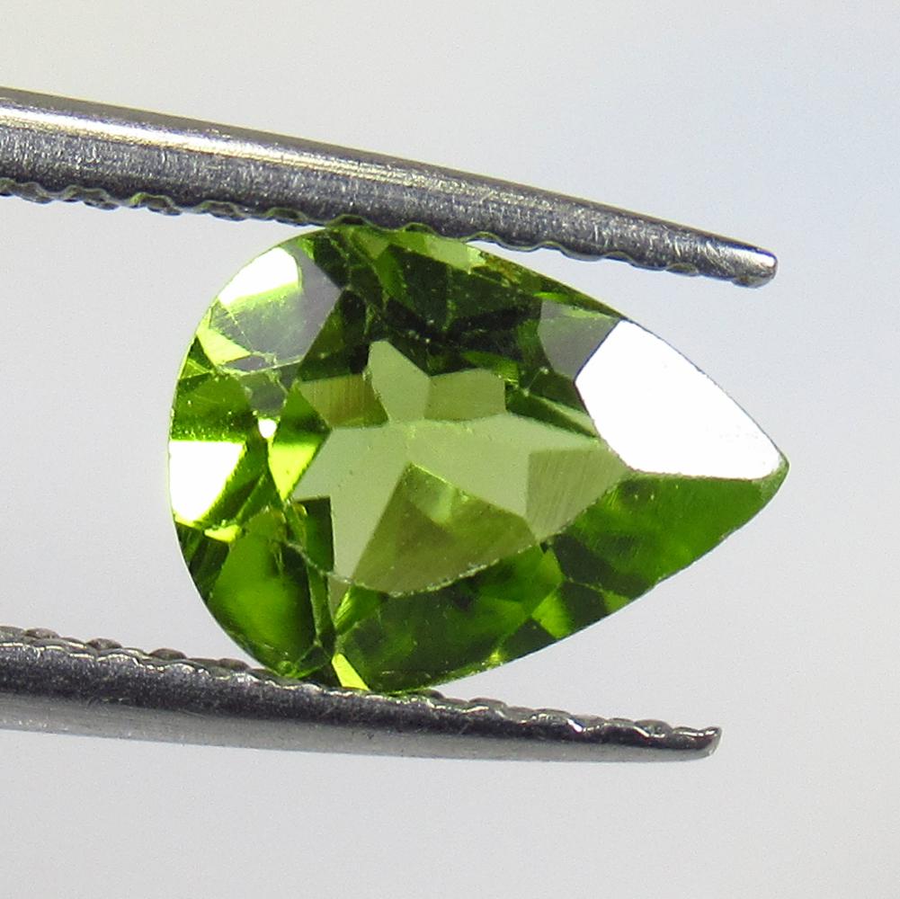 1.06 Ctw Natural Pakistan Peridot Pear Cut: No Reserve! Title: 1.06 Ctw Natural Pakistan Peridot Pear Cut Stone Clarity: VVS Gemstone: Peridot Carat Weight: 1.06 Dimesnions: 8.00 x 6.00 x 3.90 mm Additional Information: Top Class Luster / Excel