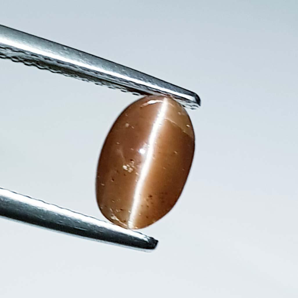 1.86 ct Natural Scapolite Cat's Eye: No Reserve! Title: 1.86 ct Natural Scapolite Cat's Eye Stone Color/Clarity: Opaque Carat Weight: 1.86 Dimensions: 9.00 x 6.00 x 4.80 Additional Information: Oval - Africa Shipping: Domestic: Flat-ra