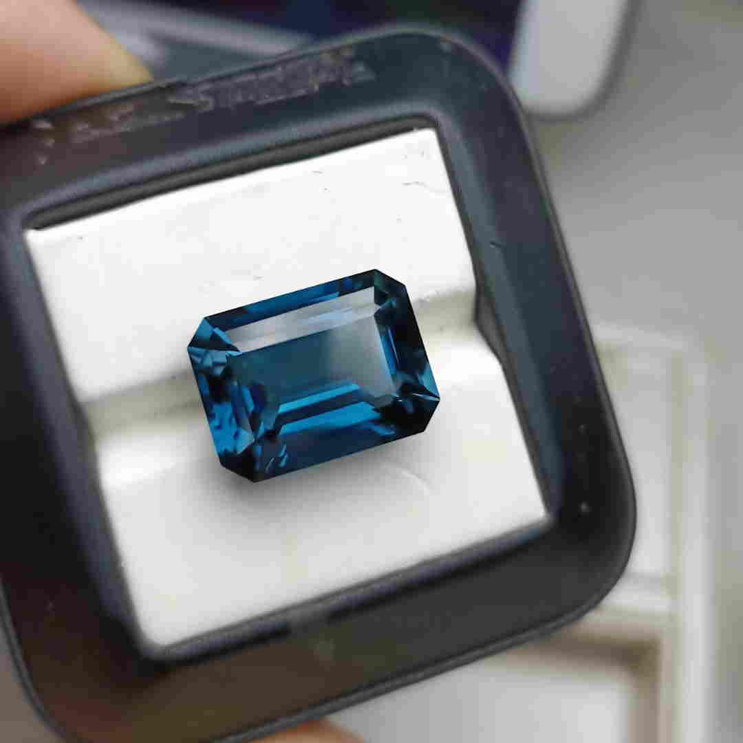 Topaz, 18.3 Cts Natural Blue Color & Emerald Cut (1 of 4)