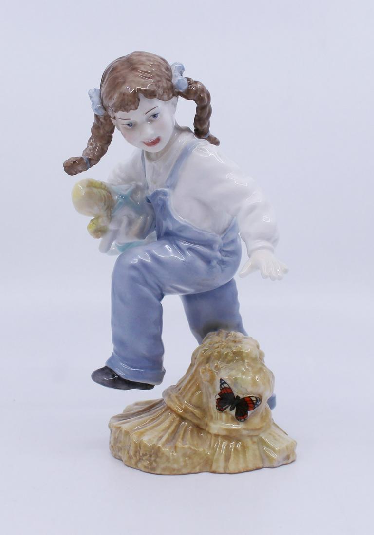Royal Worcester Figurine Katie's Days Playtime: Manufacturer Royal Worcester Title Katie's Day Playtime Height 15 cm / 6 in Backstamp First quality, black Condition Very good condition. No chips, cracks or repairs Royal Worcester Figurine Katie's D