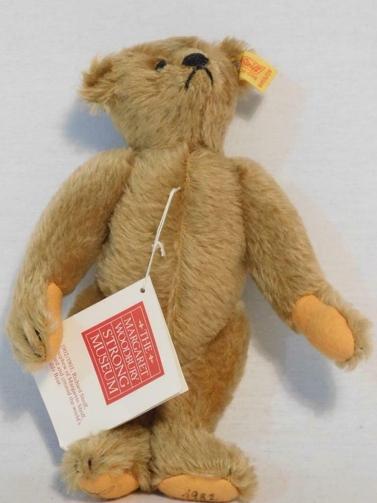 1982 SIGNED STEIFF BEAR FULLY TAGGED 0155/26 MOHAIR: 1982 SIGNED STEIFF BEAR FULLY TAGGED 0155/26 MOHAIR 26cm 10 inch JOINTED SIGNED 1982 SIGNED STEIFF BEAR FULLY TAGGED 0155/26 MOHAIR 26cm 10 inch JOINTED SIGNED Description STEIFF 26 cm 10 inches STAND