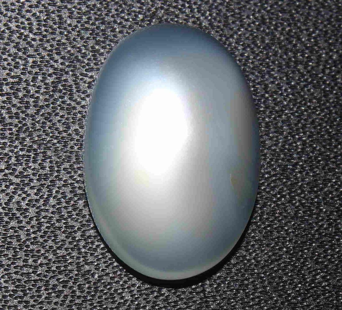 10.49 cts Natrual Moonstone: No Reserve! Title: 10.49 cts Natrual Moonstone Additional Information: Gemstone : Natrual Moonstone Weight : 10.49 Carats Dimensions : 16.88x11.68x7.53 mm Shape : Oval Cabochan Color : white Treatment