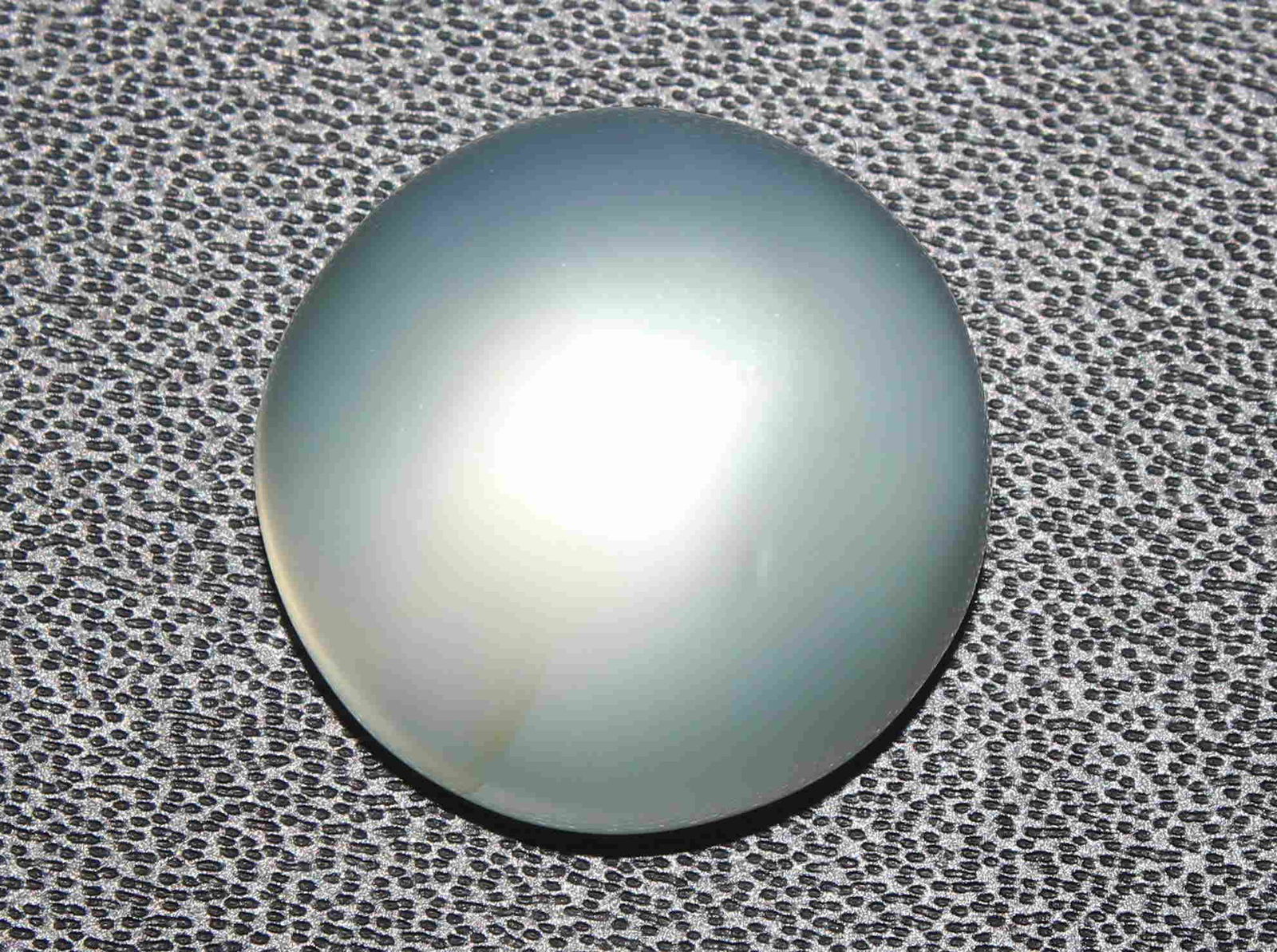14.41 cts Natrual Moonstone: No Reserve! Title: 14.41 cts Natrual Moonstone Additional Information: Gemstone : Natrual Moonstone Weight : 14.41 Carats Dimensions : 15.73x15.56x8.32 mm Shape : Oval Cabochan Color : white Treatment