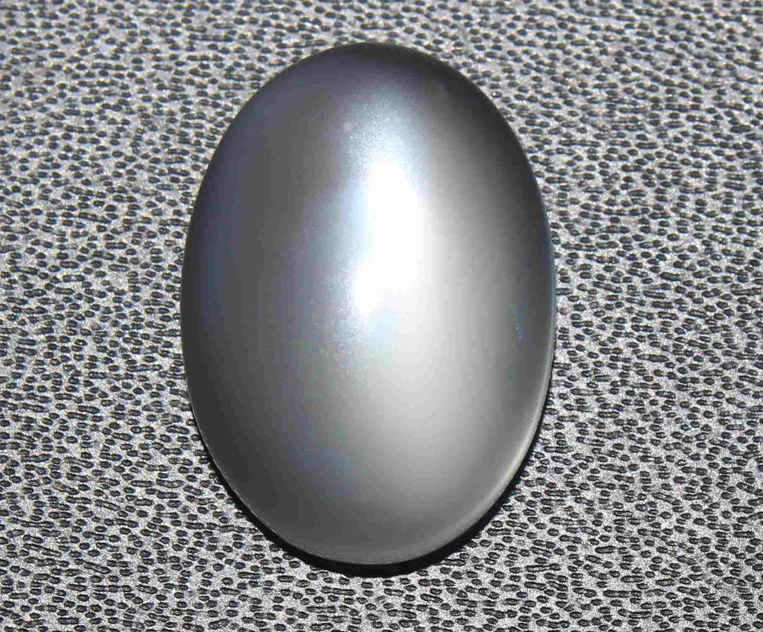9.71 cts Natrual Moonstone: No Reserve! Title: 9.71 cts Natrual Moonstone Additional Information: Gemstone : Natrual Moonstone Weight : 9.71 Carats Dimensions : 17.19x12..28x6.43 mm Shape : Oval Cabochan Color : white Treatment