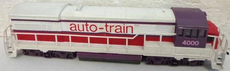 Autotrain HO scale locomotive and two cars, c10 . (1 of 3)