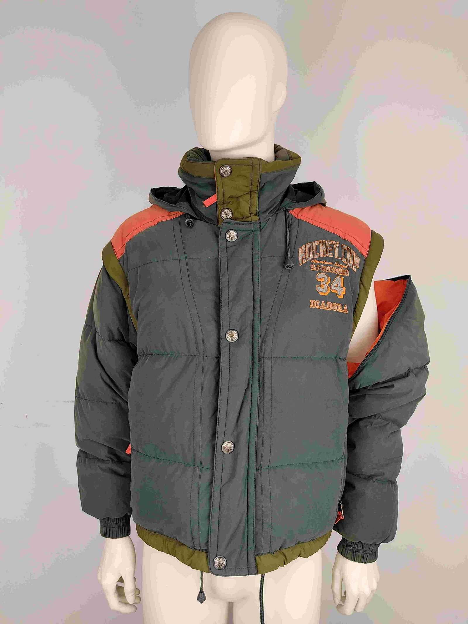 DIADORA Vintage down jacket in 100% goose down: Title: DIADORA Vintage down jacket in 100% goose down Materials: Goose Size: S. Oversixze fit M MEASUREMENTS: Shoulder 54cm, chest 56cm, length 67cm, sleeve 59cm. Description: (983/US). Vintage Diador