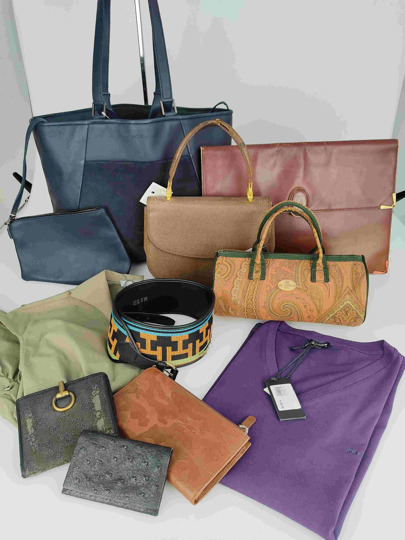 GUCCI, CARTIER, ETRO Lot of 10 pieces of luxury brands: Title: GUCCI, CARTIER, ETRO Lot of 10 pieces of luxury brands Materials: Leather, canvas, ostrich leather, cotton Size: S fit. Description: (LOTTO13LA). Lot of 10 pieces of luxury brands Consisting of
