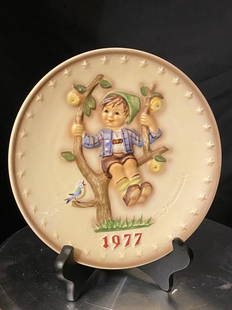 Annual Plate 1977 Apple Tree Boy Vintage Goebel Hummel: Art: 334 Artist: Hummel Brand: Goebel Title: Apple Tree Boy Medium: Porcelain Size:8 “ Date: 1972 Style: Traditional Description: Good Condition. vintage decorations are sold as is. All