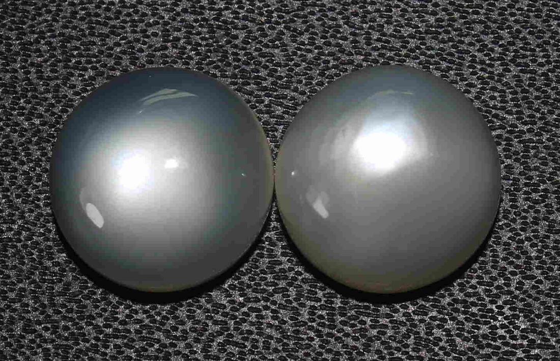 9.67 cts Natrual Moonstone Lot: No Reserve! Title: 9.67 cts Natrual Moonstone Lot Additional Information: Gemstone : Natural Moonstone Weight : 9.67 Carats Dimensions : 10x10 mm Shape : Round cabochon Number Of Stone: 2 Color : whit
