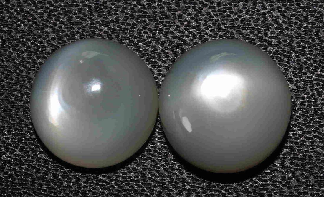 8.82 cts Natrual Moonstone Lot: No Reserve! Title: 8.82 cts Natrual Moonstone Lot Additional Information: Gemstone : Natural Moonstone Weight : 8.82 Carats Dimensions : 10x10 mm Shape : Round cabochonNumber Of Stone : 2 Color : whit