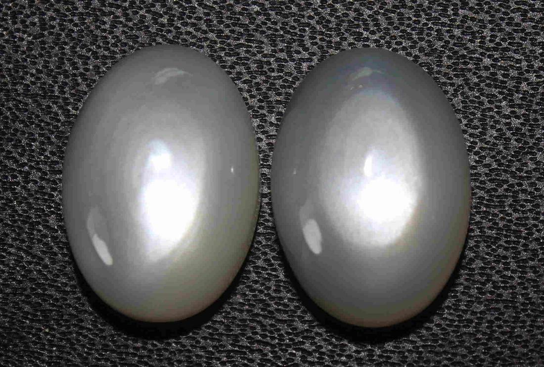 14.62 cts Natrual Moonstone Lot: No Reserve! Title: 14.62 cts Natrual Moonstone Lot Additional Information: Gemstone : Natural Moonstone Weight : 14.62 Carats Dimensions : 14x10 mm Shape : oval cabochon cabochonNuber Of Stone : 2 Col