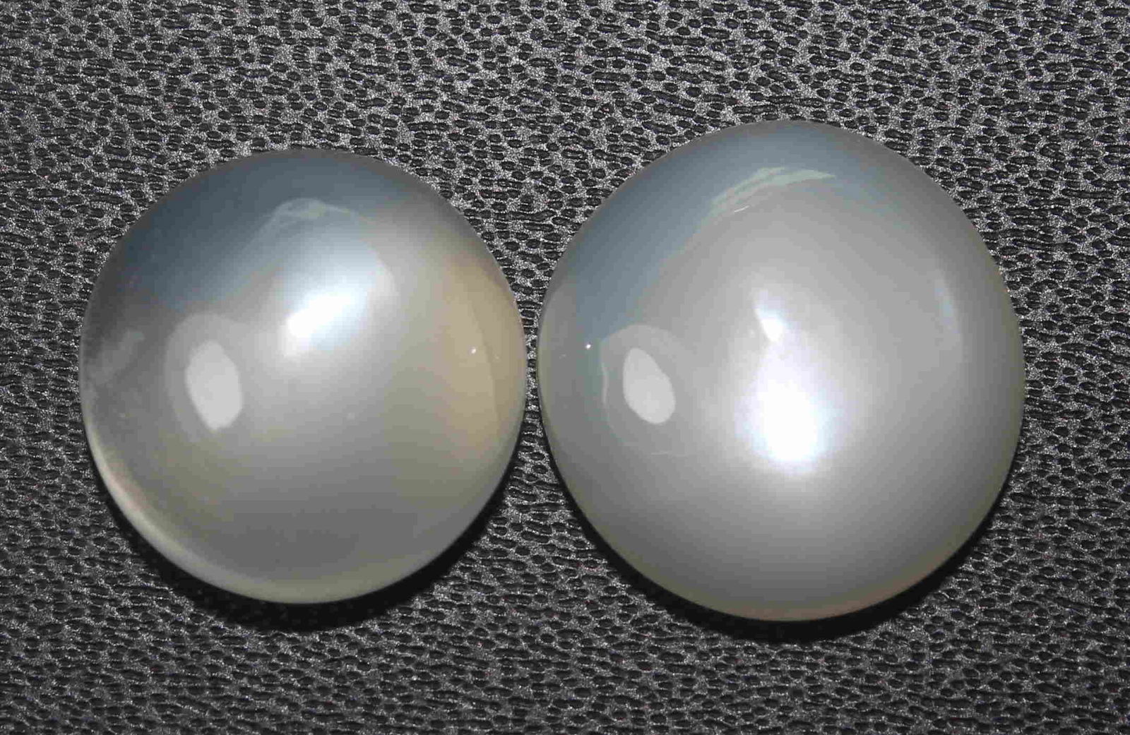 14.06 cts Natrual Moonstone Lot: No Reserve! Title: 14.06 cts Natrual Moonstone Lot Additional Information: Gemstone : Natural Moonstone Weight : 14.06 Carats Dimensions : 13x12 mm Shape : Round cabochon Number Of Stone : 2 Color : w