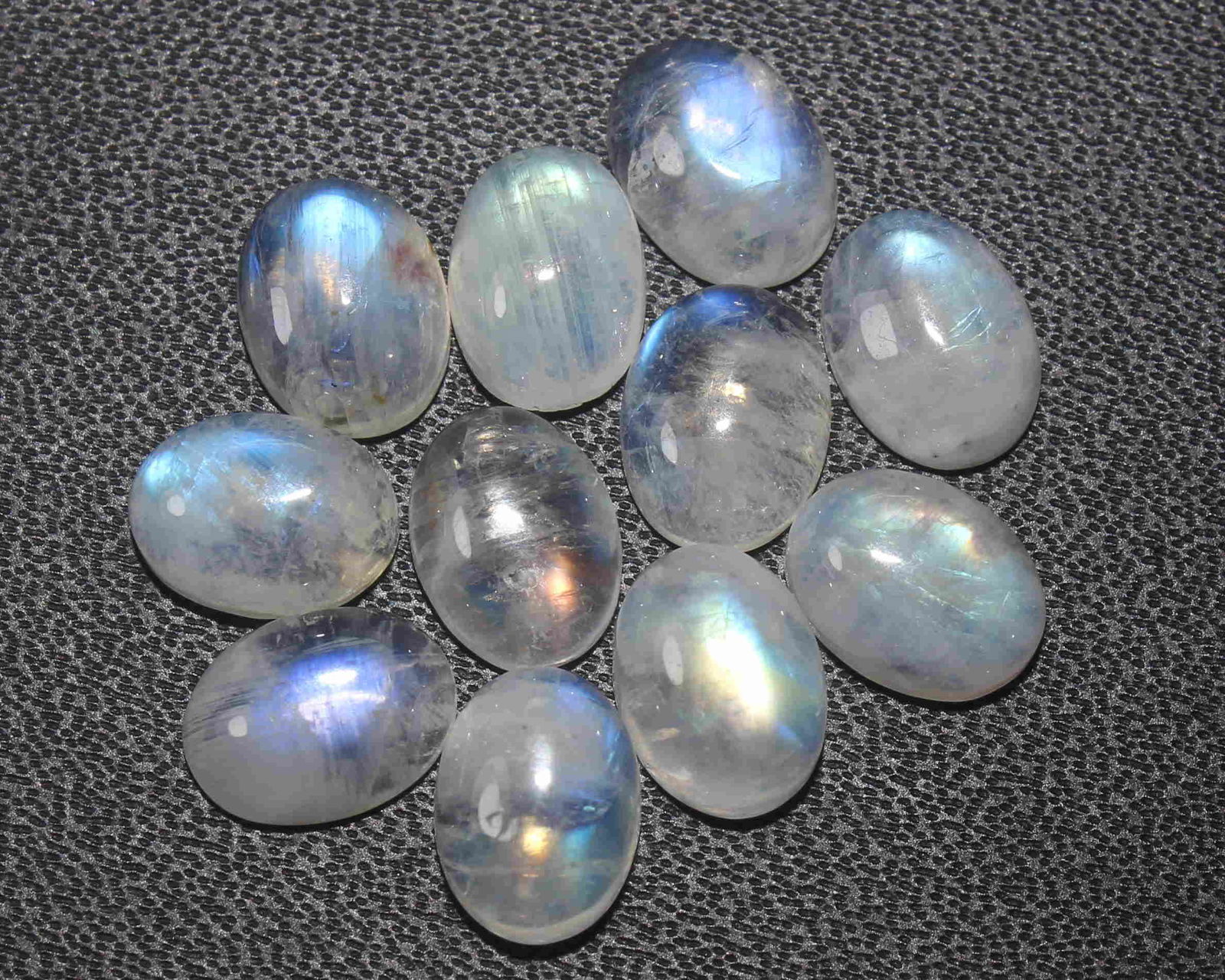 16.03 cts Natural Rainbow Moonstone Lot: No Reserve! Title: 16.03 cts Natural Rainbow Moonstone Lot Additional Information: Gemstone : Natural Rainbow Moonstone Shape and cut : Oval cabochan Weight : 16.03 Carats Measurements : 8x6 mm Number