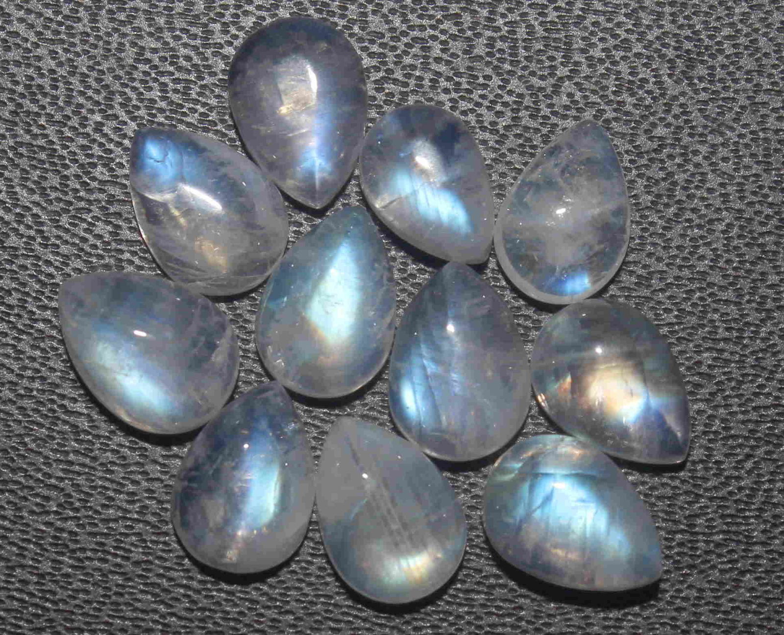 9.58 cts Natural Rainbow Moonstone Lot: No Reserve! Title: 9.58 cts Natural Rainbow Moonstone Lot Additional Information: Gemstone : Natural Rainbow Moonstone Shape and cut : pear cabochan Weight : 9.58 Carats Measurements : 7x5 mmNumber Of