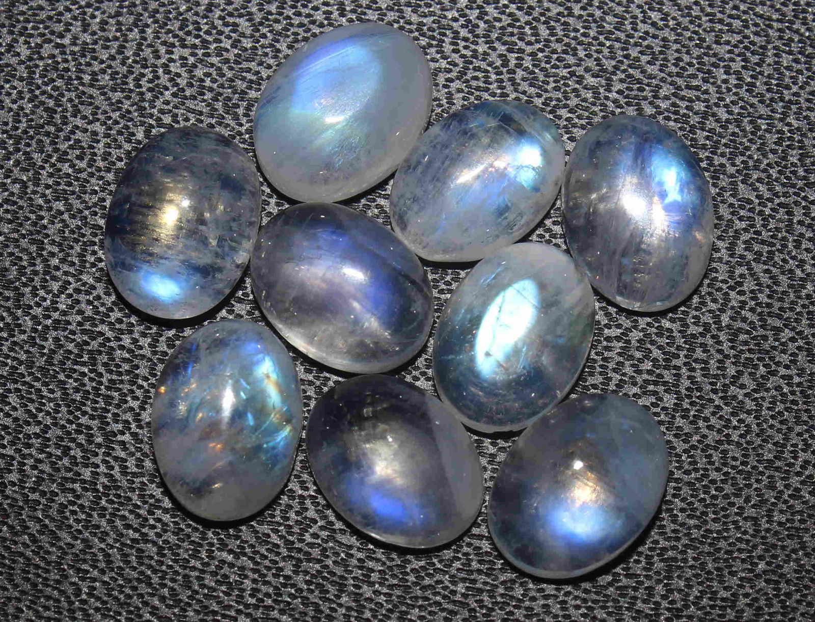 13.31 cts Natural Rainbow Moonstone Lot: No Reserve! Title: 13.31 cts Natural Rainbow Moonstone Lot Additional Information: Gemstone : Natural Rainbow Moonstone Shape and cut : Oval cabochan Weight : 13.31 Carats Measurements : 8x6 mm Number