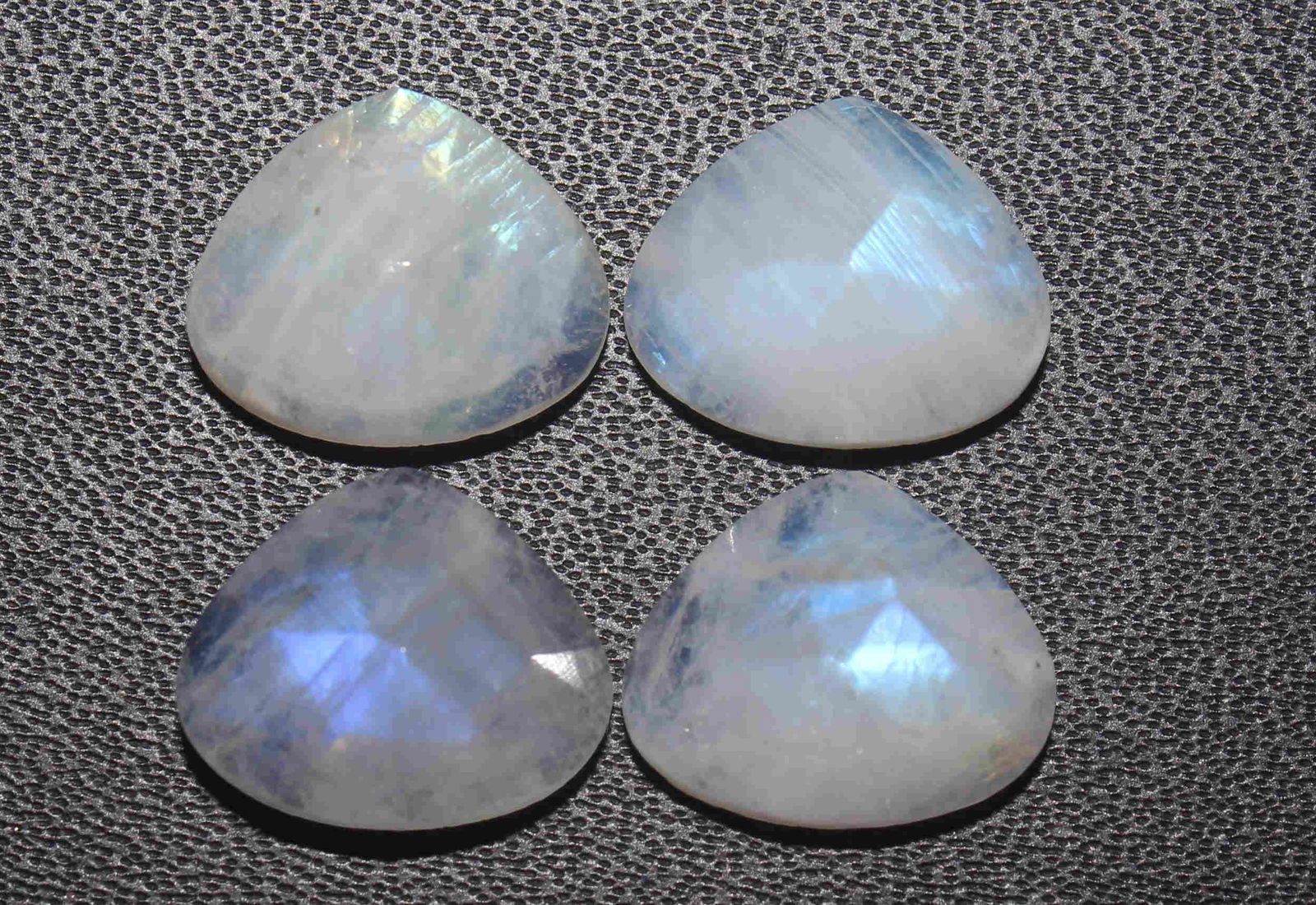 17.07 cts Natural Rainbow Moonstone Lot: No Reserve! Title: 17.07 cts Natural Rainbow Moonstone Lot Additional Information: Gemstone : Natural Rainbow Moonstone Shape and cut : Herat Cut Weight : 17.07 Carats Measurements : 12.37x10.25x5.03