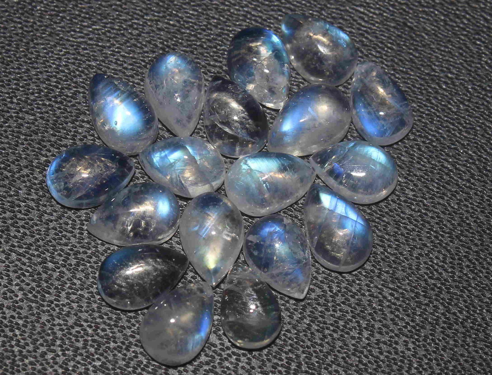8.00 cts Natural Rainbow Moonstone Lot: No Reserve! Title: 8.00 cts Natural Rainbow Moonstone Lot Additional Information: Gemstone : Natural Rainbow Moonstone Shape and cut : pear cabochan Weight : 8.00 Carats Measurements : 3x5 mm Number O