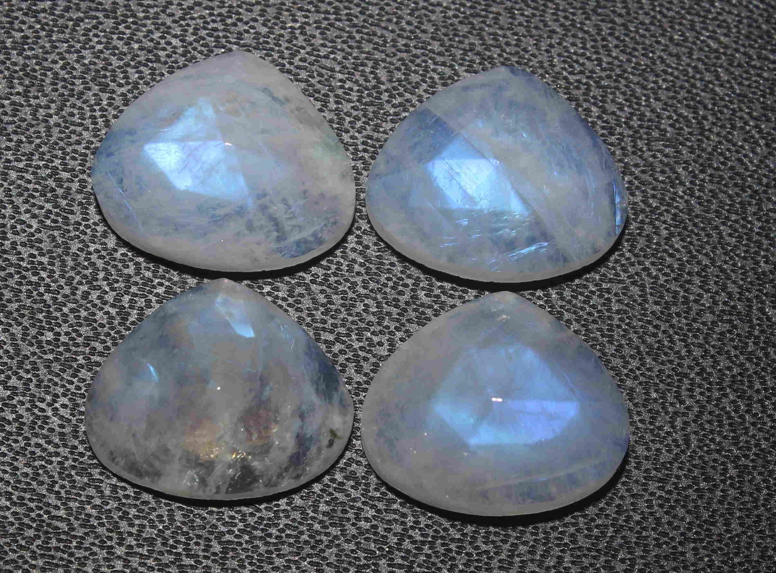 17.08 cts Natural Rainbow Moonstone Lot: No Reserve! Title: 17.08 cts Natural Rainbow Moonstone Lot Additional Information: Gemstone : Natural Rainbow Moonstone Shape and cut : heart cut Weight : 17.08 Carats Measurements : 12x10 mm Number O