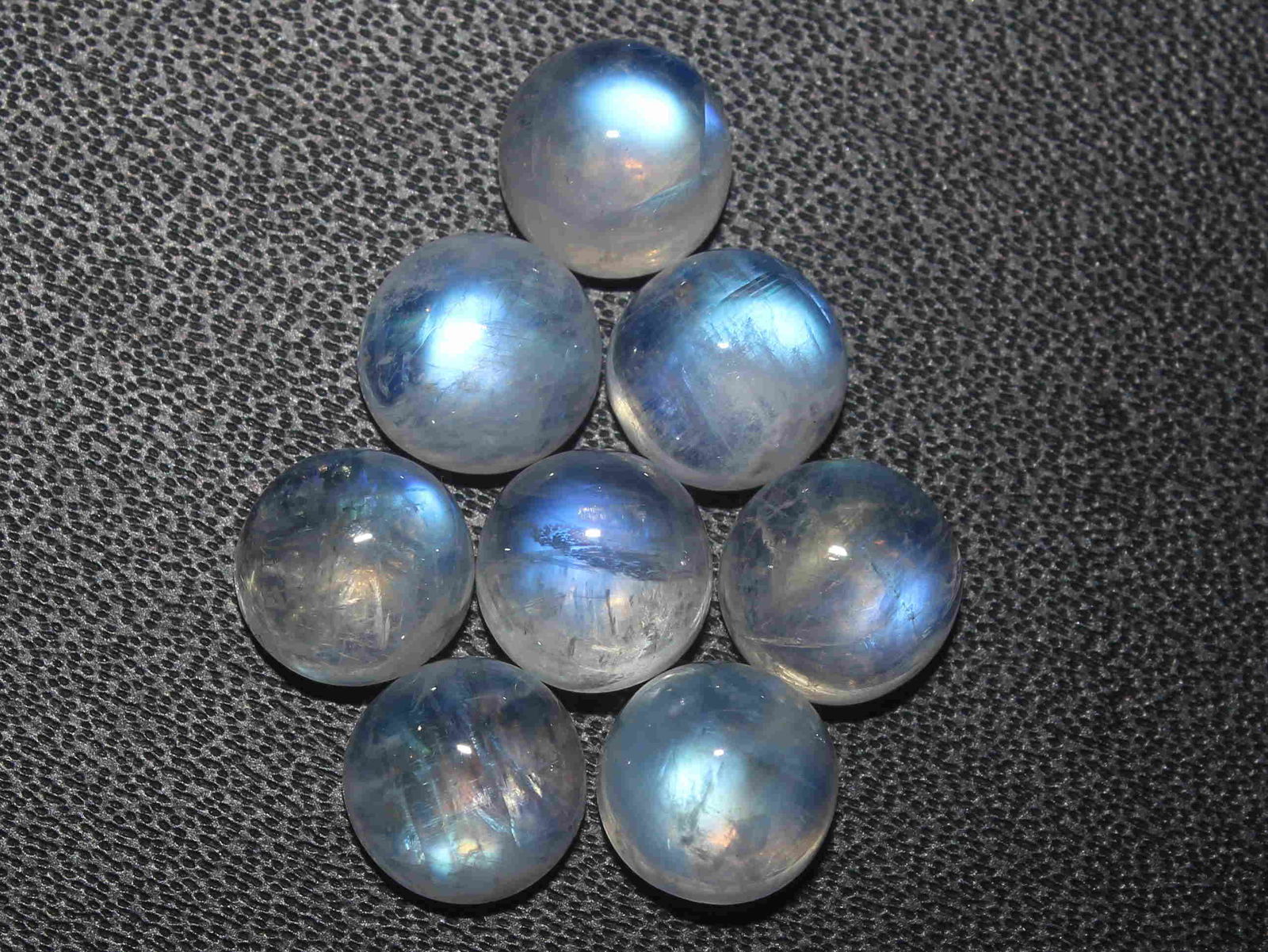 13.91 cts Natural Rainbow Moonstone Lot: No Reserve! Title: 13.91 cts Natural Rainbow Moonstone Lot Additional Information: Gemstone : Natural Rainbow Moonstone Shape and cut : round cabochan Weight : 13.91 Carats Measurements : 7x7 mm Numbe