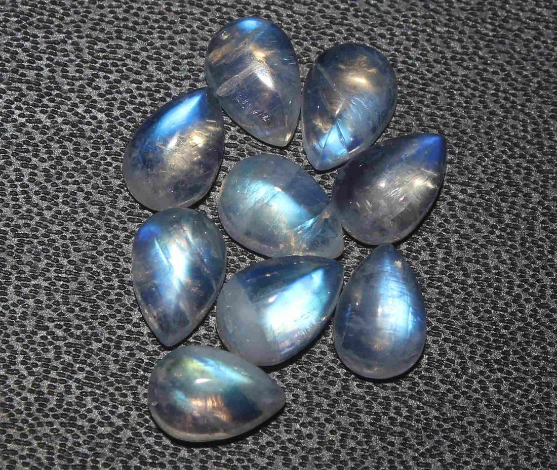 5.45 cts Natural Rainbow Moonstone Lot: No Reserve! Title: 5.45 cts Natural Rainbow Moonstone Lot Additional Information: Gemstone : Natural Rainbow Moonstone Shape and cut : pear cabochan Weight : 5.45 Carats Measurements : 6x4 mm Number O