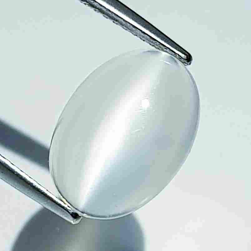 Natural Moonstone Cat's Eye - 4.49 ct: No Reserve! Title: Natural Moonstone Cat's Eye - 4.49 ct Color/Clarity: Loosegemstone Gemstones: IF - VVS Carat Weights: 4.49 Size/Dimensions: 14.00 x 10.00 x 4.50 Additional Information: Oval - Srila