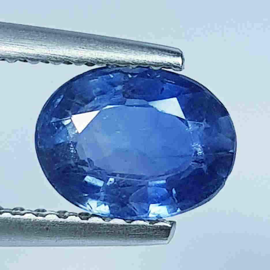 1.45 ct Natural Blue Sapphire: No Reserve! Title: 1.45 ct Natural Blue Sapphire Color/Clarity: Loosegemstone Gemstones: VS Carat Weights: 1.45 Size/Dimensions: 7.80 x 6.00 x 3.30 Additional Information: Oval - Burma Shipping: Dom