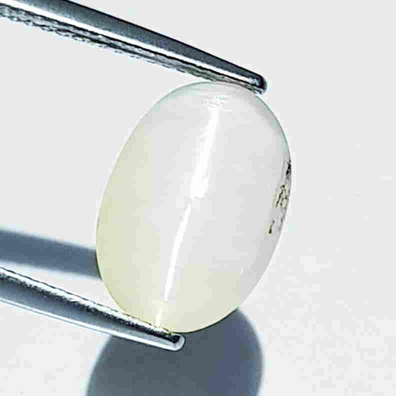4.05 ct Natural Opal Cat's Eye: No Reserve! Title: 4.05 ct Natural Opal Cat's Eye Color/Clarity: Semi Transparent Gemstones: Loosegemstone Carat Weights: 4.05 Size/Dimensions: 13.20 x 9.20 x 5.20 Additional Information: Oval - Afric