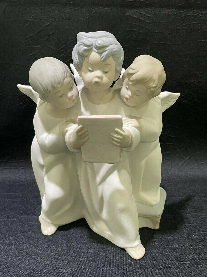 Lladro Singing Angels Statuette vintage porcelain: Title: Lladro Singing Angels Statuette vintage porcelain Date/Period: 20 century Materials: Porcelain Dimensions: Height: 7 inch Description:Lladro Singing Angels Statuette vintage porcelain.A figurin