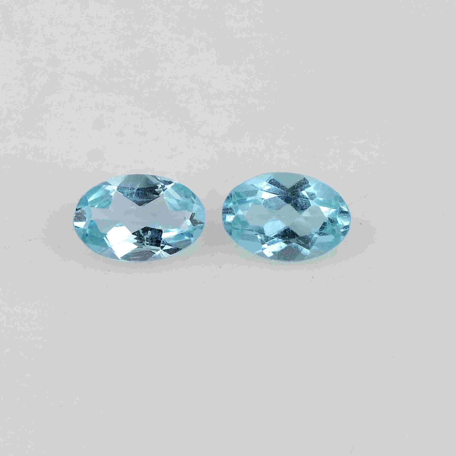0.75 Carat Blue Natural Oval Apatite Loose Gemstone 2 (1 of 7)