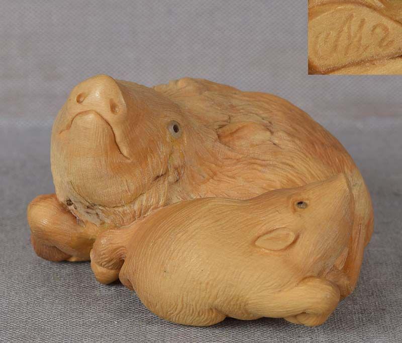 Netsuke PIG with piglet by GALYNA MUDROVSKAYA: Boxwood netsuke carved as a resting sow with a piglet next to her. Wonderfully captured mood of the scenegreat depiction of their body bulks, excellent depiction of their coats, eyes are double inlaid