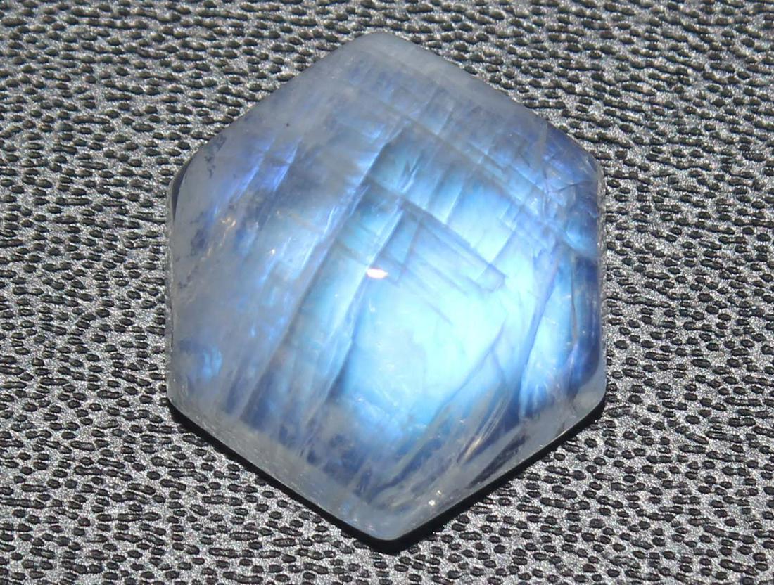 7.17 cts Natural Rainbow Moonstone (1 of 2)