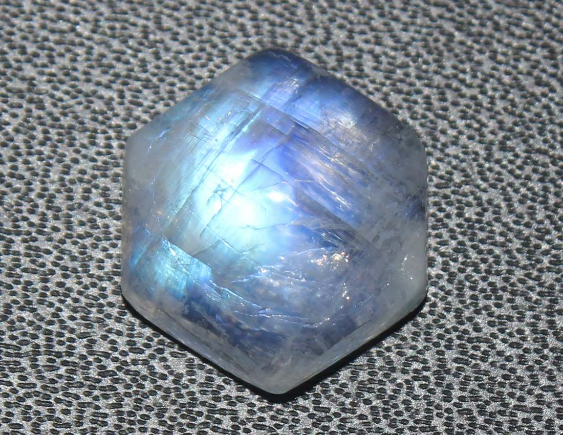 6.70 cts Natural Rainbow Moonstone (1 of 2)