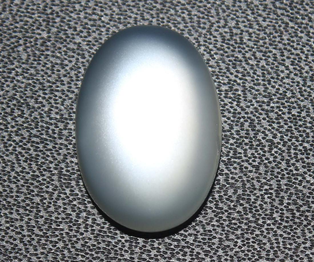 7.92 cts Natural Moonstone: No Reserve! Title: 7.92 cts Natural Moonstone Additional Information: Gemstone : Natural Moonstone Shape : Oval Cabochan Weight : 7.92 carats Measurements : 16.62x11.64x5.09 mm Color : White Transpran