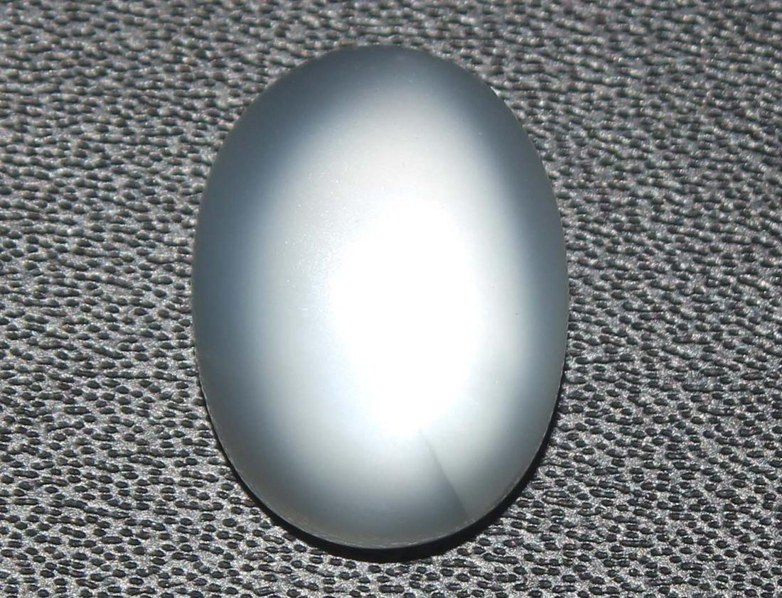 7.15 cts Natural Moonstone: No Reserve! Title: 7.15 cts Natural Moonstone Additional Information: Gemstone : Natural Moonstone Shape : Oval Cabochan Weight : 7.15 carats Measurements : 14.73x10.78x5.56 mm Color : White Transpran