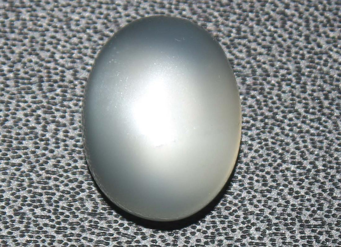 6.57 cts Natural Moonstone: No Reserve! Title: 6.57 cts Natural Moonstone Additional Information: Gemstone : Natural Moonstone Shape : Oval Cabochan Weight : 6.57 carats Measurements : 12.55x9.79x6.73 mm Color : White Transpranc