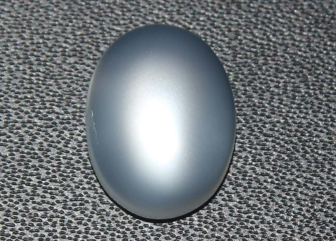 5.22 cts Natural Moonstone: No Reserve! Title: 5.22 cts Natural Moonstone Additional Information: Gemstone : Natural Moonstone Shape : Oval Cabochan Weight : 7.15 carats Measurements : 14.73x10.78x5.56 mm Color : White Transpran