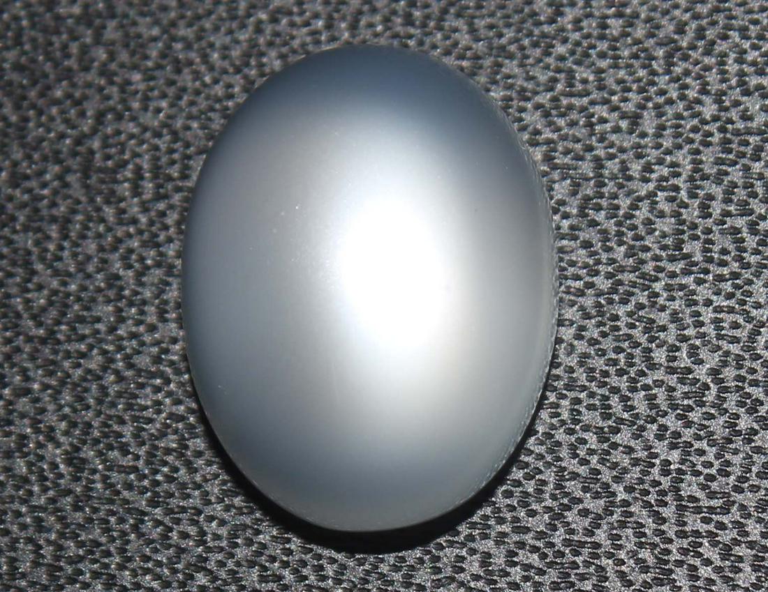 7.14 cts Natural Moonstone: No Reserve! Title: 7.14 cts Natural Moonstone Additional Information: Gemstone : Natural Moonstone Shape : Oval Cabochan Weight : 7.14 carats Measurements : 13.87x10.57x6.35 mm Color : White Transpran