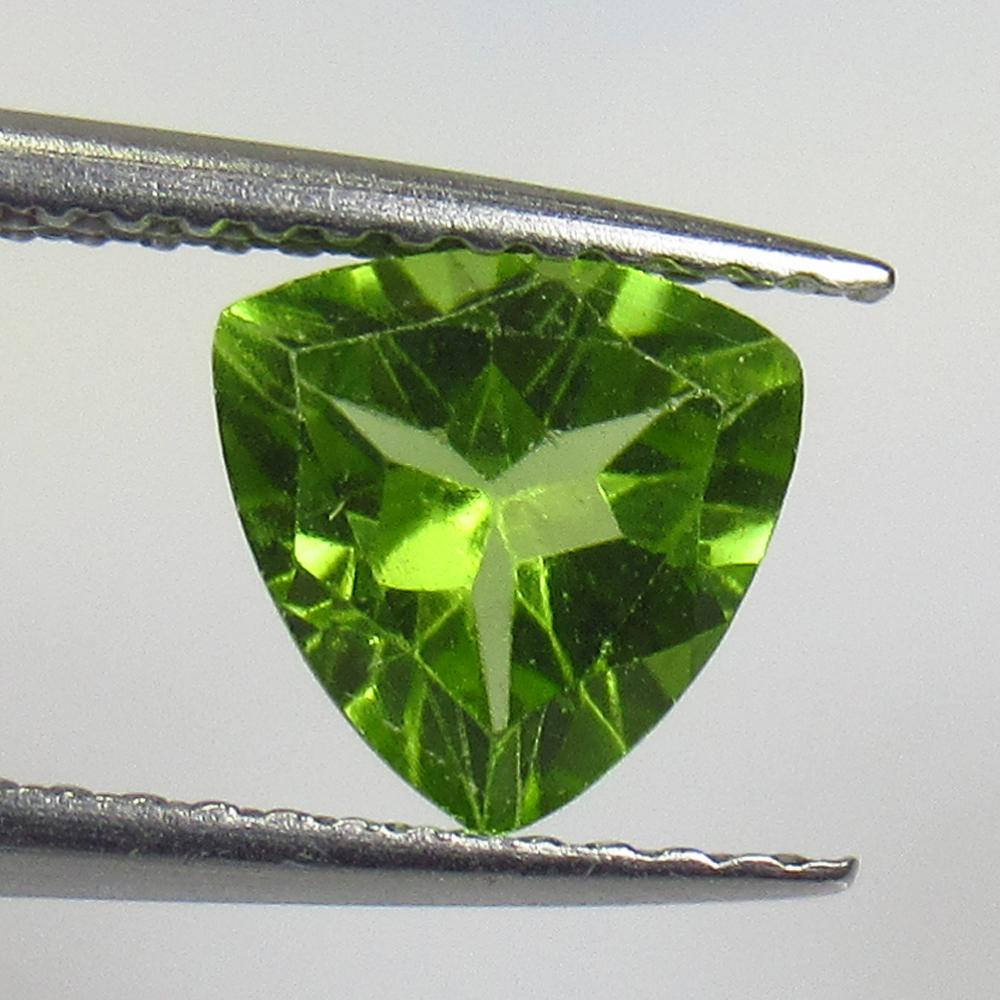 1.27 Ctw Natural Pakistan Peridot Trillion Cut: No Reserve! Title: 1.27 Ctw Natural Pakistan Peridot Trillion Cut Stone Clarity: VVS Gemstones: Peridot Carat Weights: 1.27 Size/Dimensions: 7.00 x 7.00 x 4.00 mm Additional Information: Top Class Ful