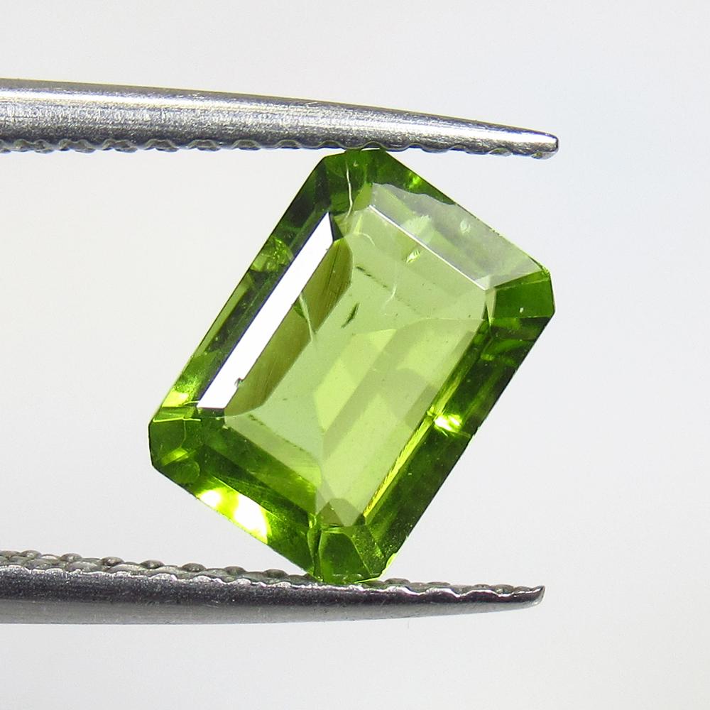 1.70 Ctw Natural Pakistan Peridot Octagon Cut: No Reserve! Title: 1.70 Ctw Natural Pakistan Peridot Octagon Cut Stone Clarity: VVS Gemstones: Peridot Carat Weights: 1.7 Size/Dimensions: 8.00 x 5.90 x 3.70 mm Additional Information: Top Class Full 