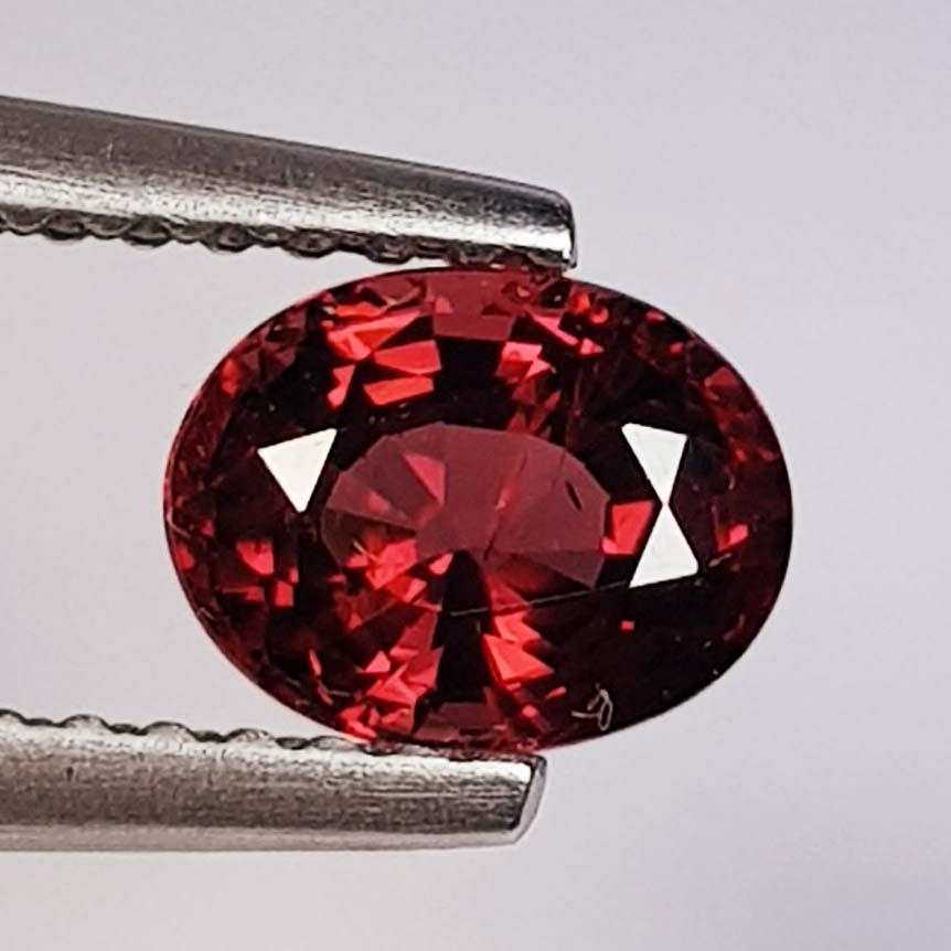 Natural Rhodolite Garnet Oval Cut 1.15 ct: No Reserve! Title: Natural Rhodolite Garnet Oval Cut 1.15 ct Color/Clarity: VVS - VS Carat Weight: 1.15 Size/Dimensions: 6.50 x 5.10 x 4.00 Additional Information: Oval - Burma Shipping: Domestic: Fl