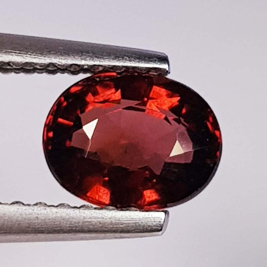 Natural Rhodolite Garnet Oval Cut 1.17 ct: No Reserve! Title: Natural Rhodolite Garnet Oval Cut 1.17 ct Color/Clarity: VVS - VS Carat Weight: 1.17 Size/Dimensions: 6.80 x 5.40 x 3.50 Additional Information: Oval - Burma Shipping: Domestic: Fl