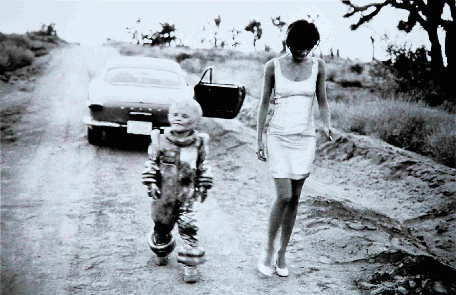 Peter Lindbergh - Helena Christensen & Alien . El: Artist: Peter Lindbergh Title: Helena Christensen & Alien . El Mirage, California, 1990 Date Printed: 2008 Medium: High Quality Photo Print with Copyright Peter Lindbergh Print Origin: Printed in Ital