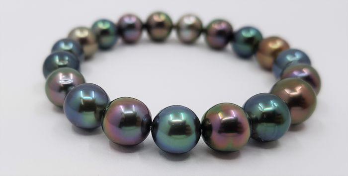 9.5x11mm Shimmering Tahitian pearls - Bracelet: Title: 9.5x11mm Shimmering Tahitian pearls - Bracelet Dimension: Adjustable Additional Information:This pearl bracelet features a row of lustrous near round Tahitian pearls measuring 9.5x11mm. Grown i