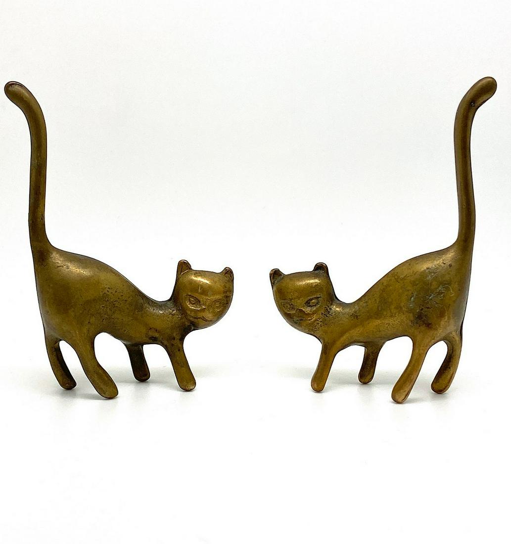 Antique Bronze Statue shaped like two Cats: Title: Antique Bronze Statue shaped like two Cats Maker: Unknown Origin: Unknown Date/Period: Unknown Materials: Bronze Size:Size: 65.0 x 16.0 x 90.0 mm Size: 2.559 x 0.63 x 3.543 inches Description: 