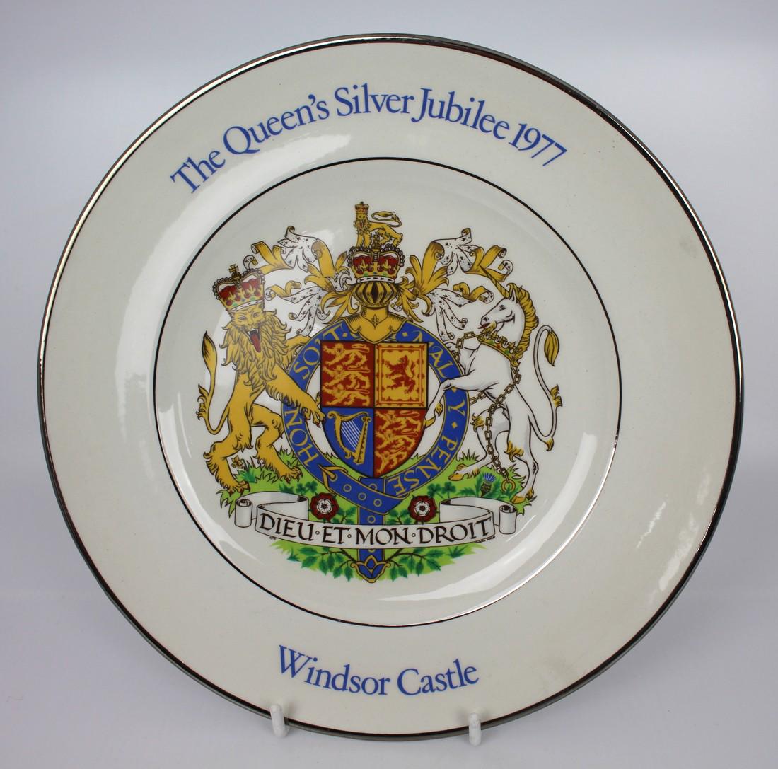 The Queen's Silver Jubilee Windsor Castle Plate Wood & (1 of 2)